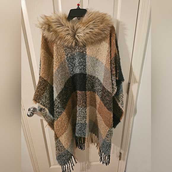 Boston Proper Plaid Faux Fur Fringe Poncho One Size - Picture 4 of 5
